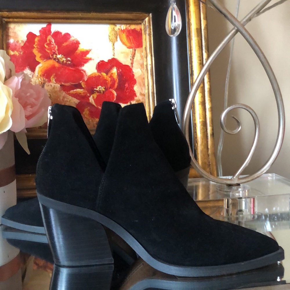 VINCE CAMUTO GWELONA Black Genuine Suede BOOTIES - Picture 4 of 13
